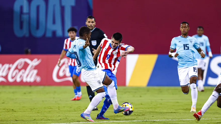 Estevis López (i) y Alan Ledesma (d) disputan el balón