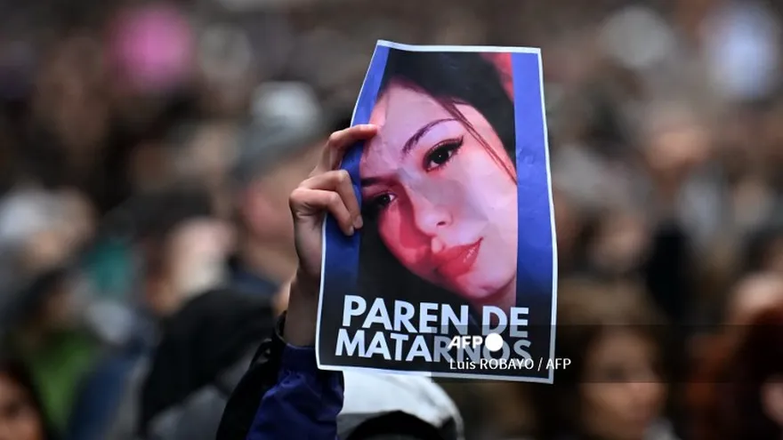 Algunas de las personas portaron imágenes y pancartas en la marcha por el triple femicidio en Argentina