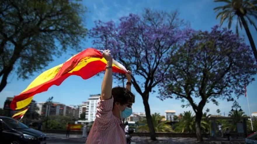 Una persona enarbola una bandera de España en una reciente protesta