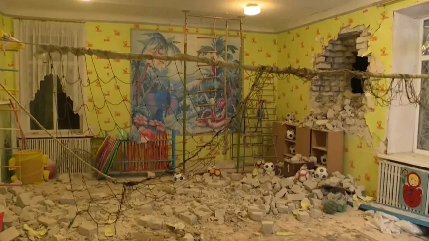 Guardería infantil impactada por bombardeo en Ucrania