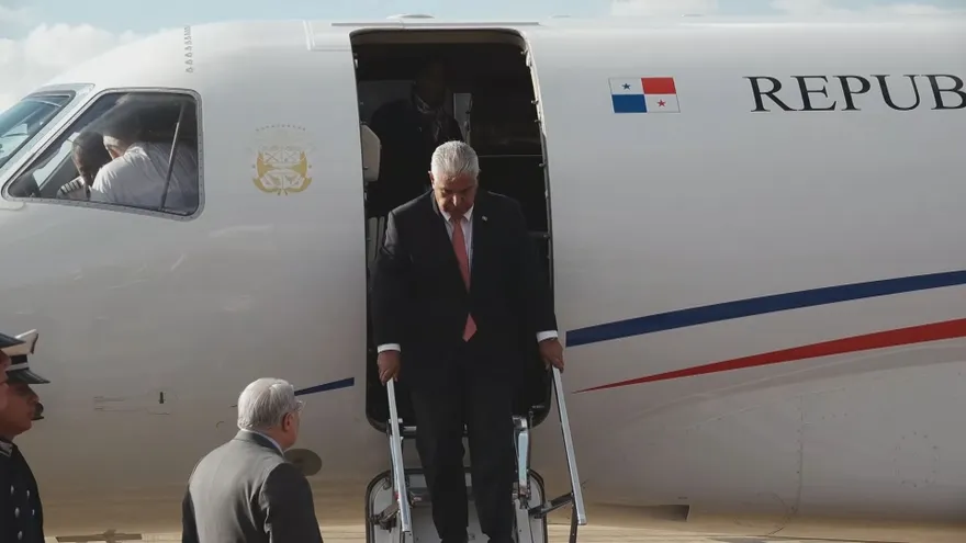 Presidente José Raúl Mulino desciende del avión presidencial.
