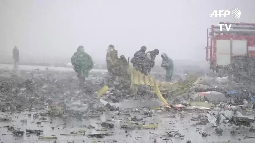 Mueren 62 personas al estrellarse avión en sur de Rusia