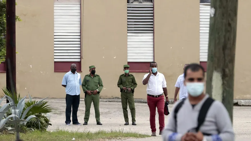 Varios policías controlan el acceso al tribunal donde se efectuara el juicio contra los artistas y disidentes cubanos, Luis Manuel Otero Alcántara y Maiykel Castillo, "El Osorbo", hoy, en La Habana (Cuba)