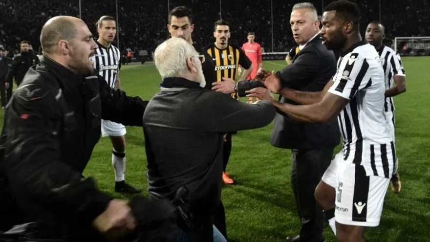 La FIFA cree que el fútbol griego está "al borde del precipicio"