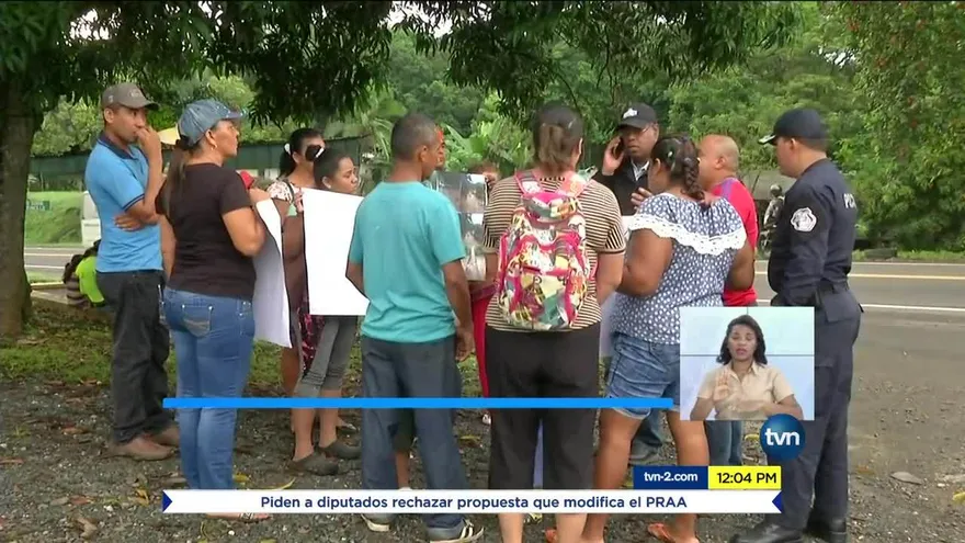 Residentes de Brisas del Río en la provincia de Colón protestan