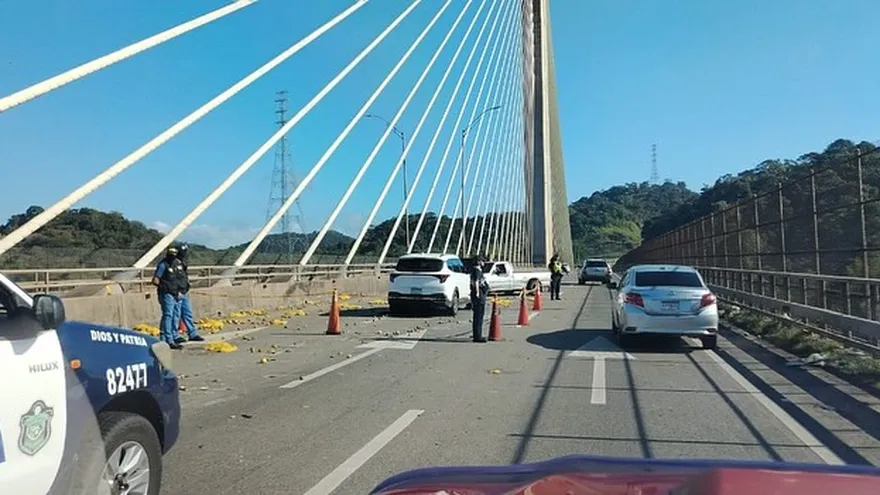 Tráfico afectado en el puente Centenario: un solo carril habilitado hacia el interior.