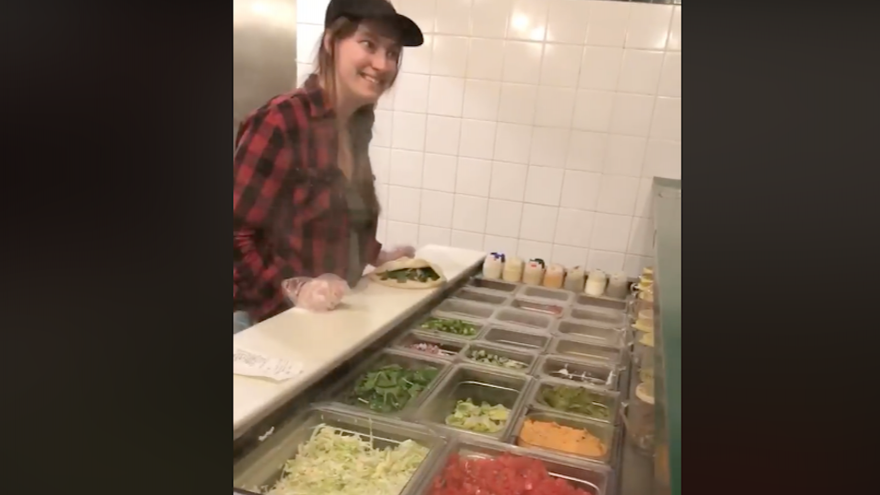 La joven antes de escupir en la comida de un cliente
