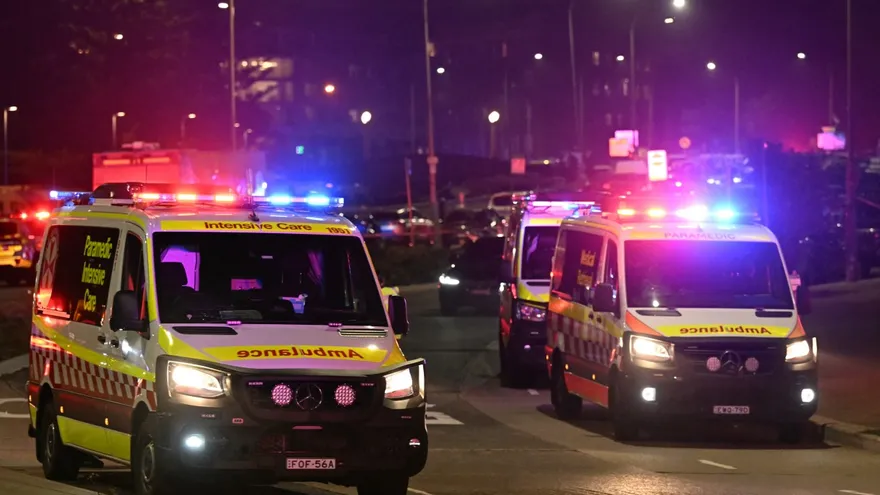 Ambulancias llegan al lugar del tiroteo en Australia.