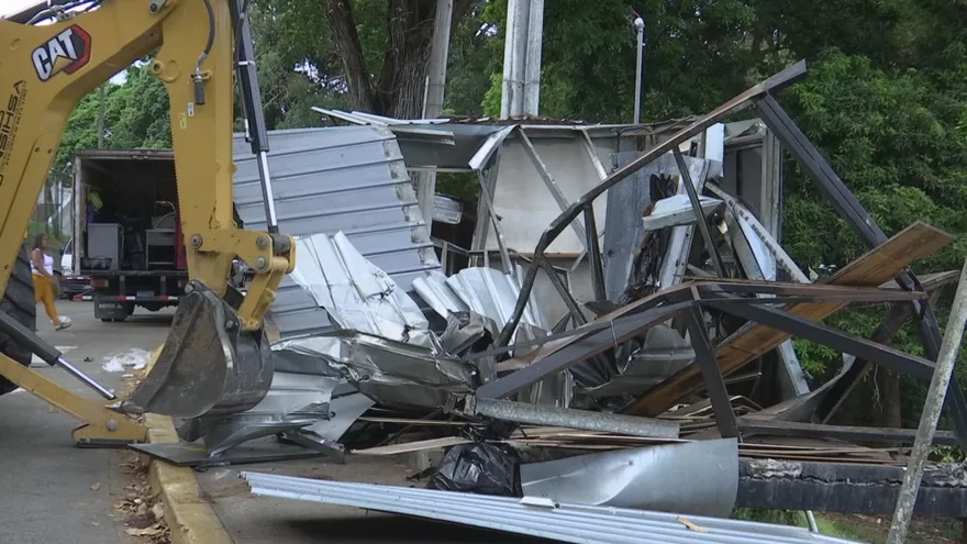 Demolición de kioscos frente al Instituto Oncológico.