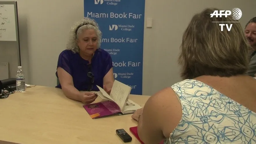 Laura Esquivel pide a mexicanos en EEUU no doblegarse por Trump