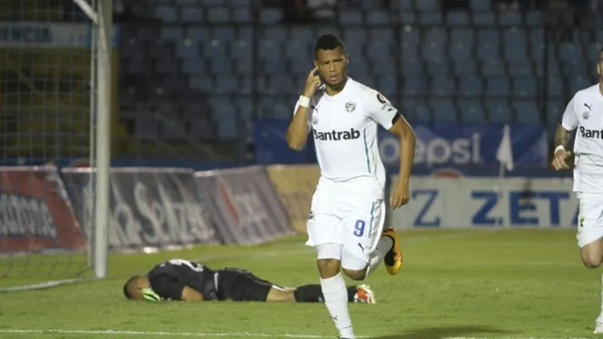 Rolando Blackburn le dio la clasificación a Comunicaciones de Guatemala