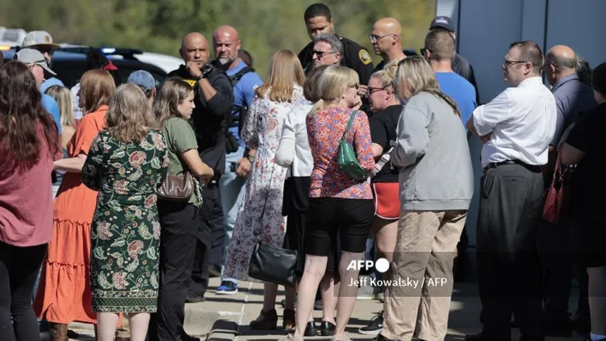 Personas en los alrededores de la iglesia mormona en Michigan donde se dio un tiroteo