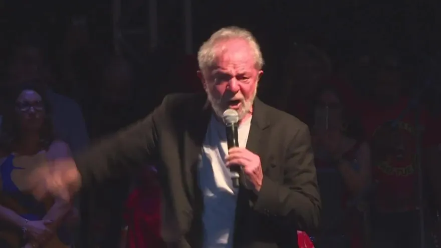 "La lucha no acabó", dice Lula ante multitud de seguidores