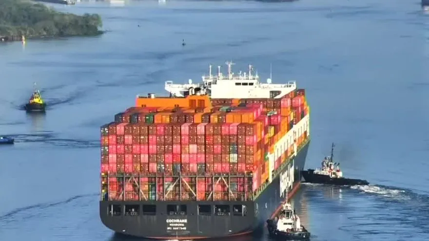 Un barco atraviesa la ampliación del canal de Panamá.
