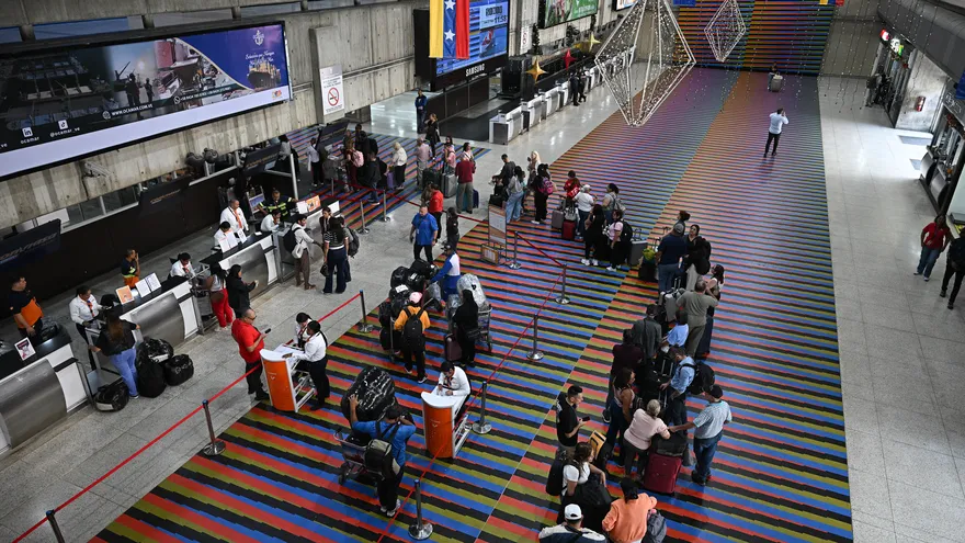 Pasajeros hacen fila en los mostradores del Aeropuerto Internacional Simón Bolívar, en Maiquetía, estado La Guaira, Venezuela.