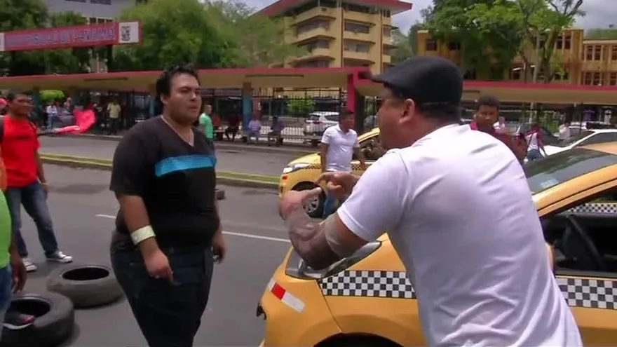 Estudiantes de la UP cierran la vía Transístmica; taxistas molestos se enfrentan