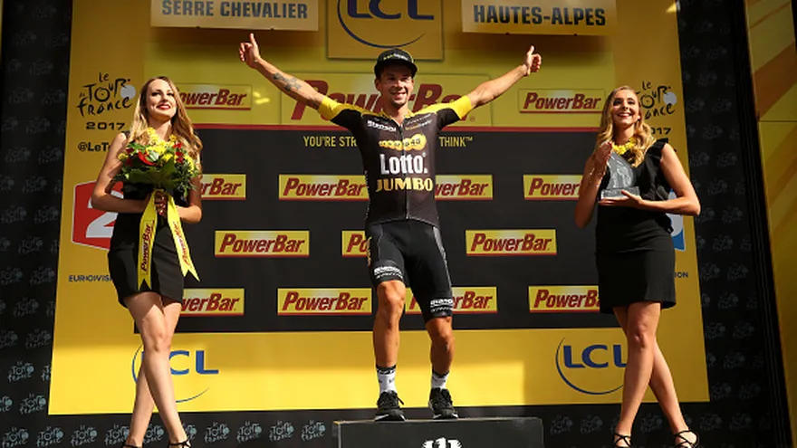 Primoz Roglic (c) en el podio de la primera etapa alpina del Tour de Francia