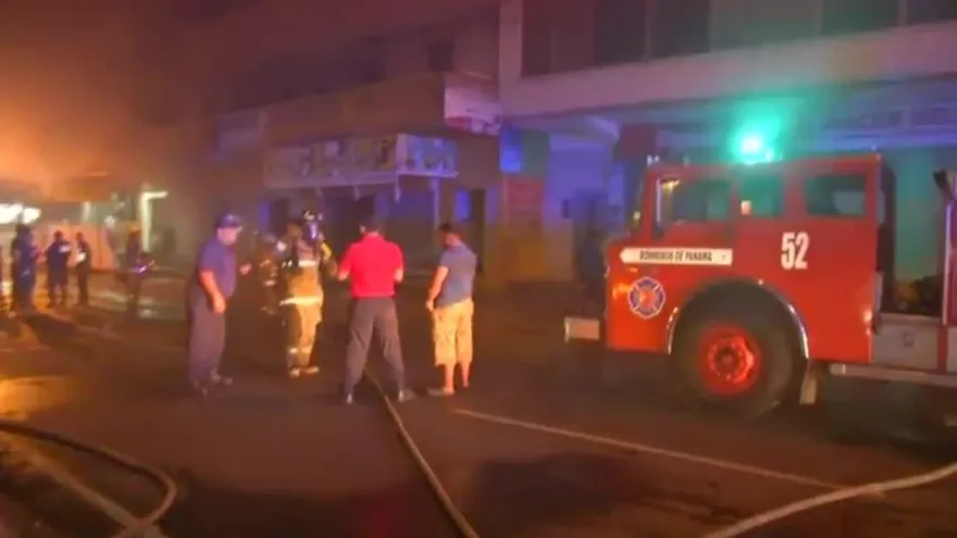 Investigan incendio en dos locales comerciales en La Chorrera
