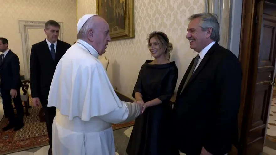 El papa habla con el presidente argentino de deuda y pobreza