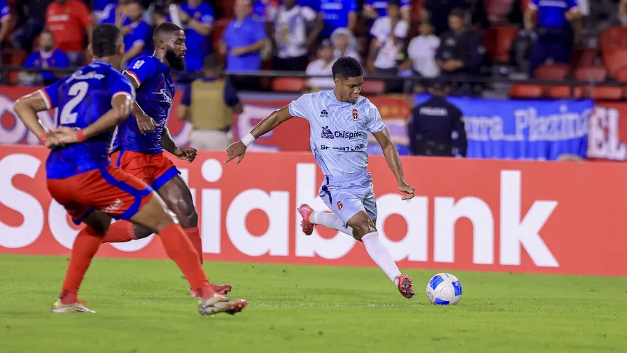Acción del partido entre Plaza Amador y Sporting San Miguelito en el Play-In de la Copa Centroamericana 2025