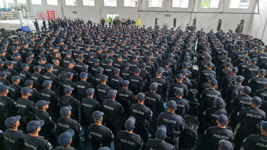 Miembros nuevos de la Policía Nacional.