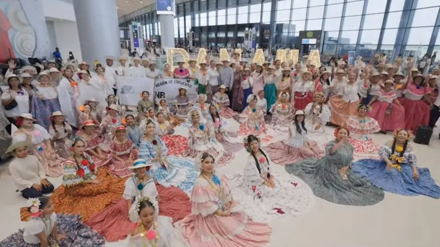 Más de 100 empolleradas desfilaron en el Aeropuerto de Tocumen