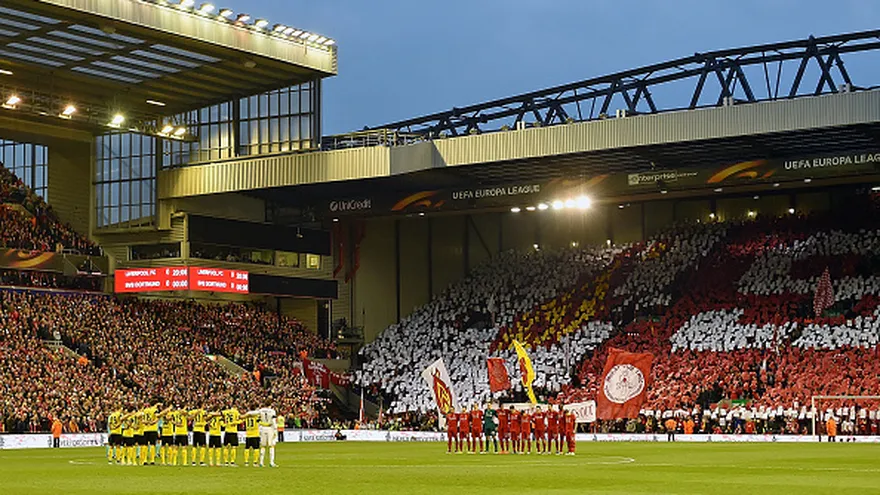 El Liverpool y Borussia Dortmund se enfrentaron en la Europa League y sus barras los apoyaron