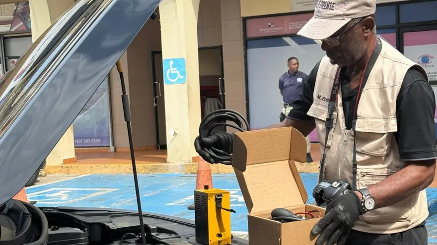 Perito automotriz de la Acodeco revisando un auto.