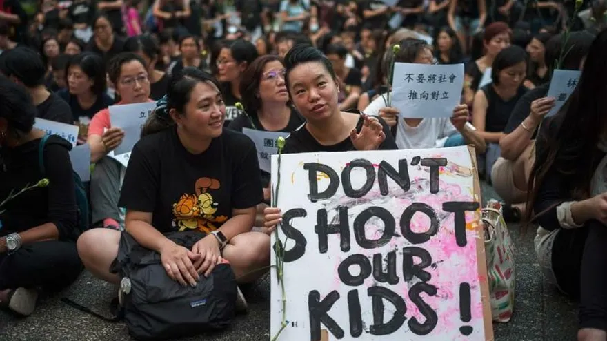 El colectivo "Madres de Hong Kong" acude a una manifestación para protestar contra la polémica propuesta de ley de extradición que podría permitir a China acceder a "fugitivos" en territorio hongkonés, este viernes en Hong Kong (China).