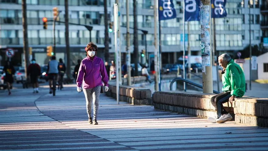 Una mujer pasea el 29 de abril de 2020 por la rambla de Montevideo (Uruguay).
