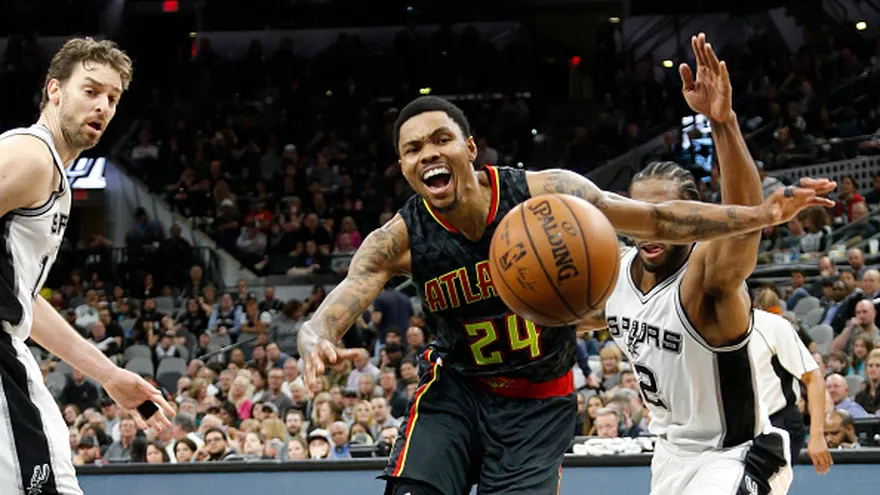 Kent Bazemore (24) pierde el control del balón ante la cobertura de Kawhi Leonard (2)