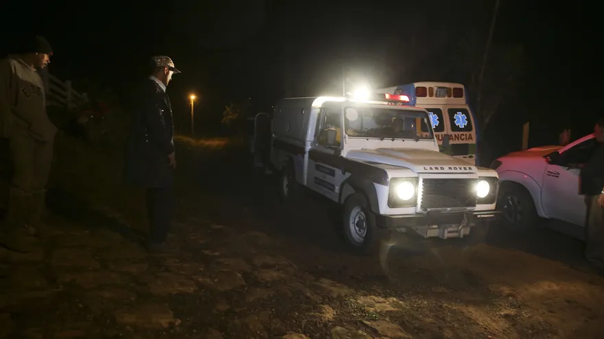 Cuerpos de socorro se mantienen cerca de un retén organizado por militares hondureños el 16 de diciembre de 2017, en la aldea Rincón de Dolores, al noreste de Tegucigalpa (Honduras), que da acceso a la zona donde se accidentó un helicóptero de la Fuerza Aérea