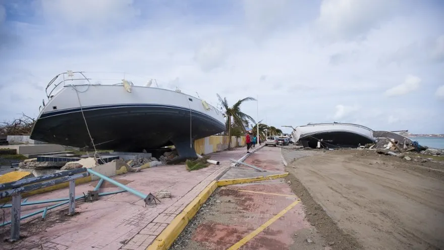 Barcos naufragados en tierra en Marigot, parte francesa de la isla de San Martín, tras el paso del huracán Irma.