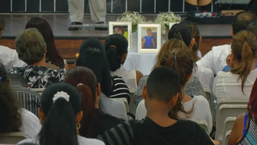 Con nostalgia dan cristiana sepultura a familia calcinada