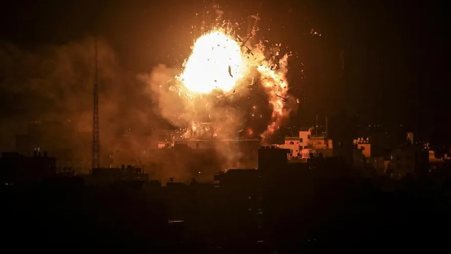 Vista del fuego y el humo sobre el edificio del canal Al-Aqsa perteneciente al movimiento Hamas después de que fuera impactado durante un ataque aéreo israelí en la Ciudad de Gaza hoy.