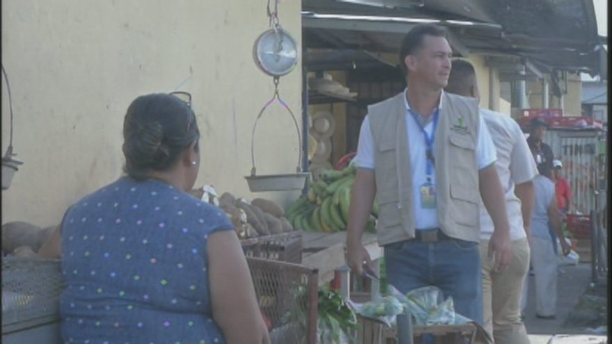 Inspeccionan puestos de ventas de legumbres en el Mercado Público en Santiago