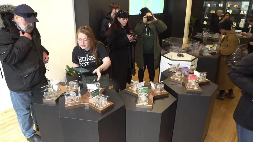 Abren tiendas de cannabis recreativo en mayor mercado de Canadá