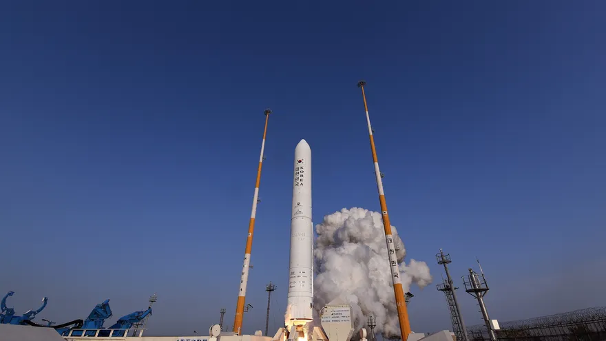 Lanzamiento del cohete Naro-2 en el Centro Espacial Naro en Goheung, Corea del Sur.