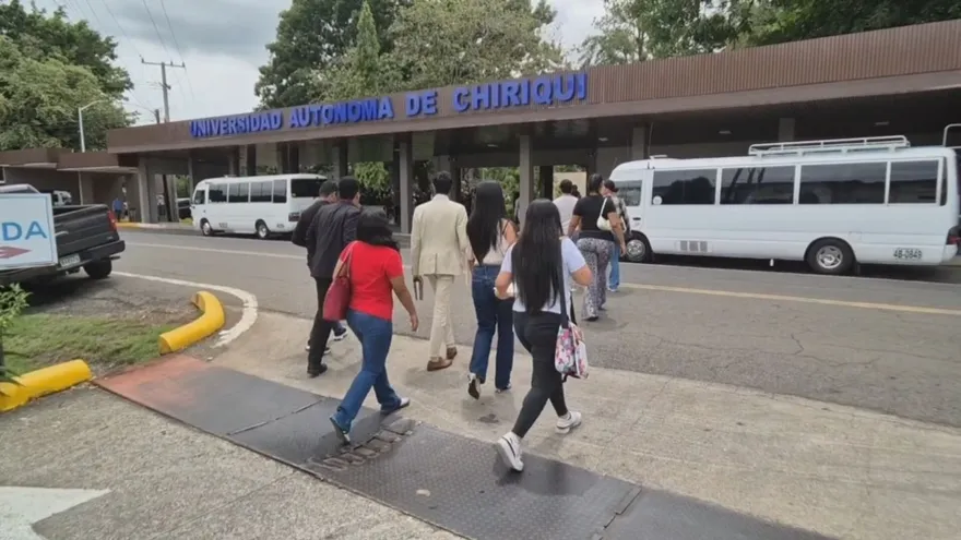 Estudiantes y docentes de Unachi realizan vigilia por crisis que atraviesa la institución
