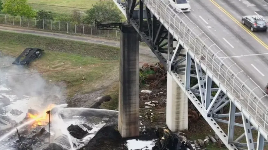 Imagen de una de las columnas del puente de las Américas tras incendio.