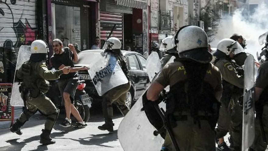 Barrio rebelde de Atenas protesta contra la "represión" policial