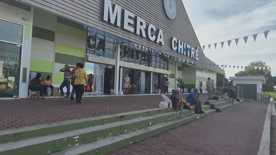 Merca Chitré: falla de aire acondicionado incomoda a compradores y arrendatarios.