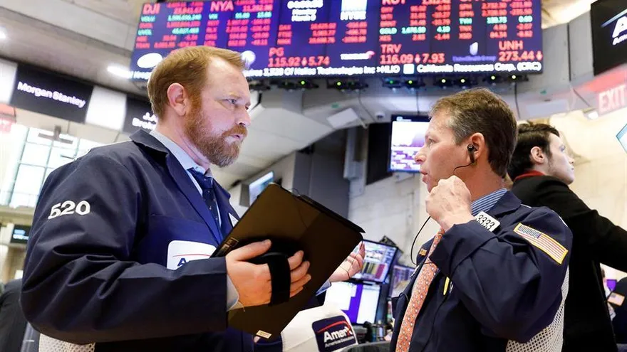 Economistas trabajan en el piso de la Bolsa de Valores de Nueva York.