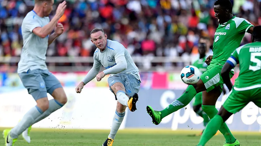 Wayne Rooney remata a la portería del Gor Mahia