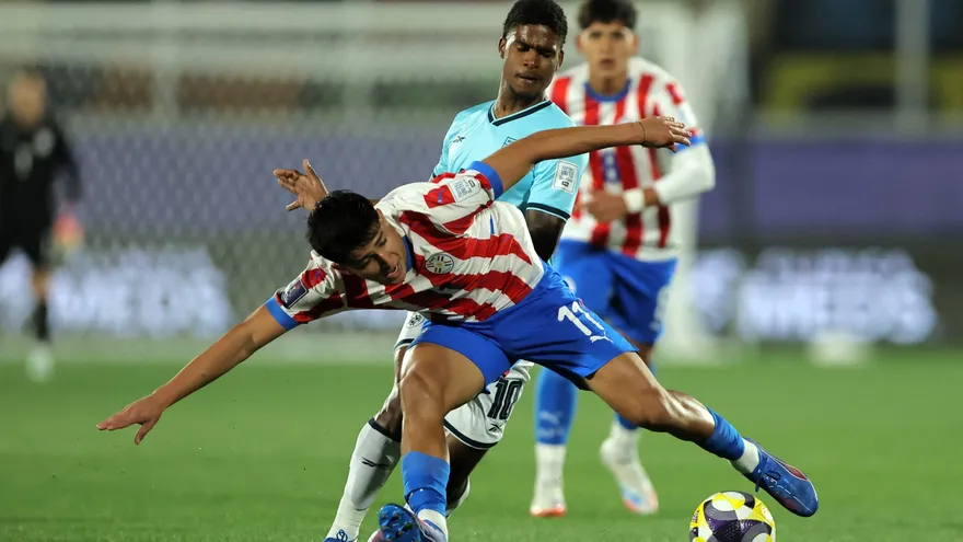 Giovany Herbert y César Miño durante el partido entre las selecciones sub-20 de Panamá y Paraguay