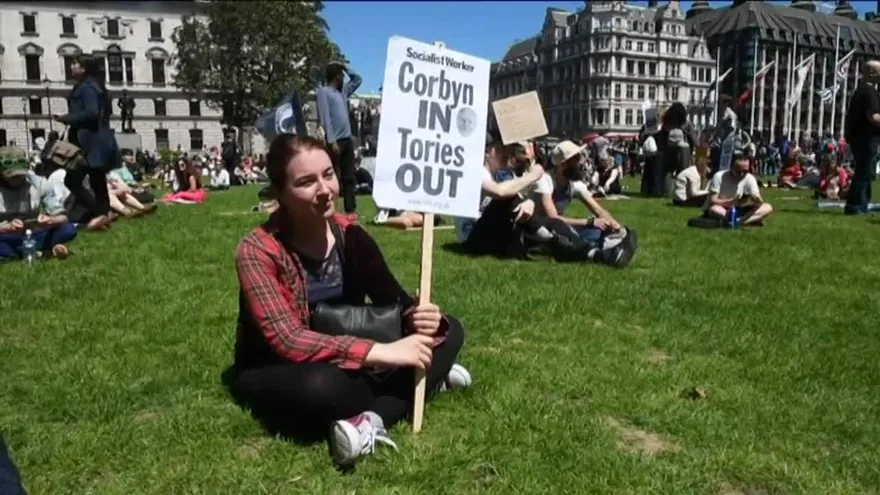 Cientos de personas protestan en Londres contra el futuro gobierno de Theresa May