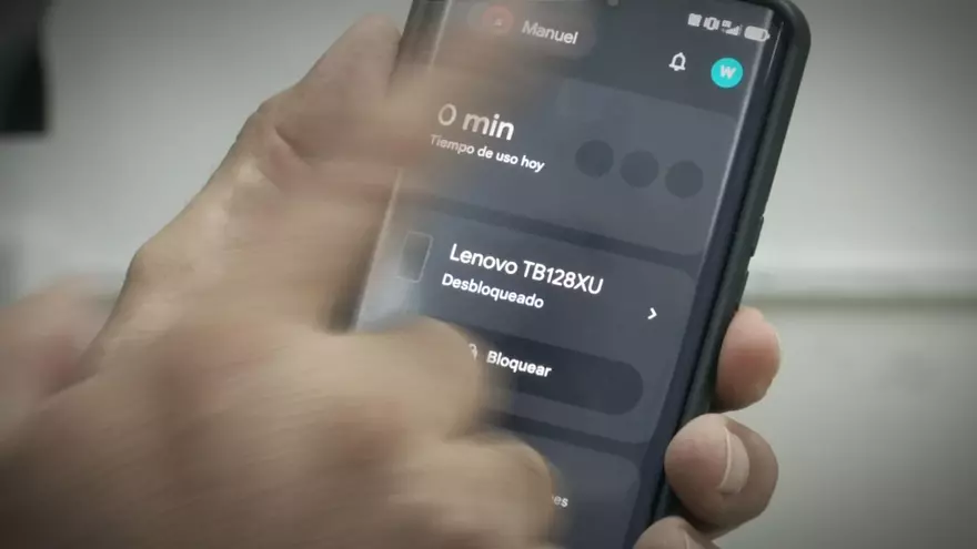 Una persona utiliza su teléfono celular.