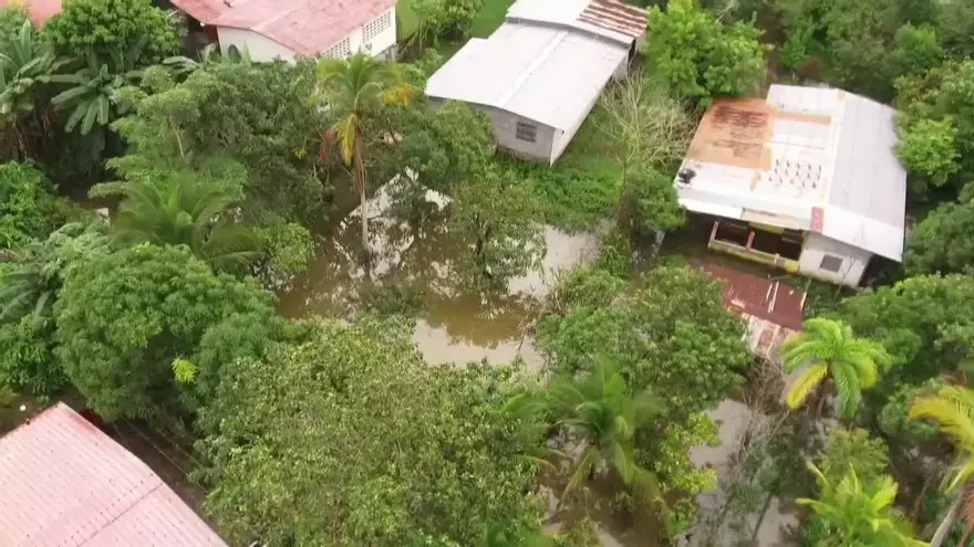 Denuncian casas rodeadas de aguas servidas en Villa Grecia