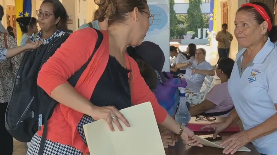 Padres de familia entregan carta al director del José Daniel Crespo.