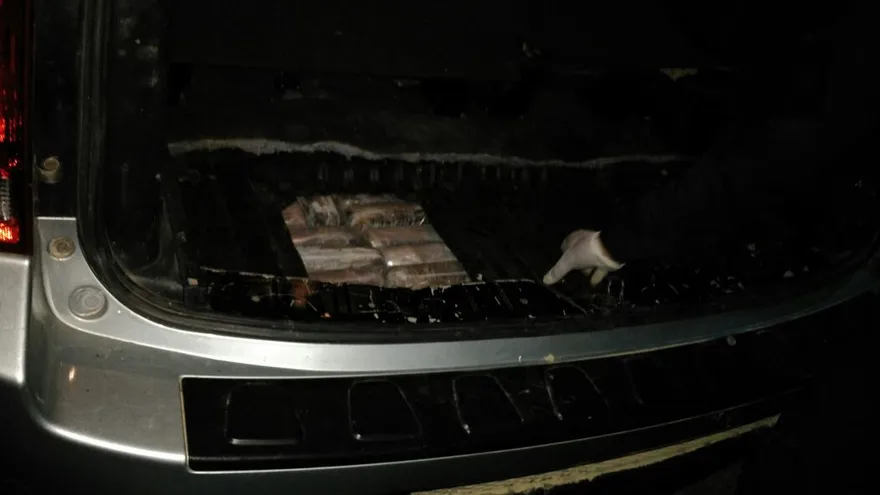 Decomisan supuesta droga en retén policial